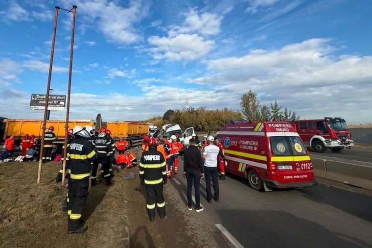 Két halott és tizennyolc sérült: súlyos közúti baleset történt