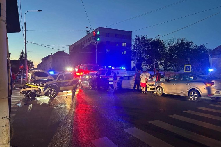 Rendőrautó is érintett volt egy balesetben, amelyben öt ember sérült meg, köztük egy gyermek
