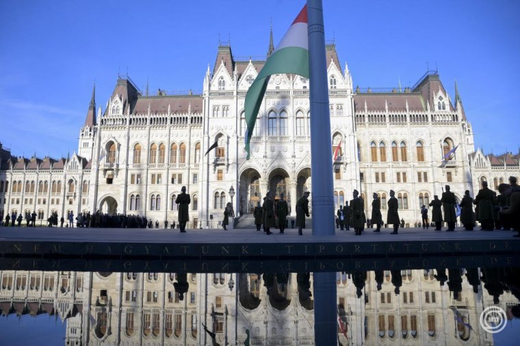 Felvonták, majd félárbócra eresztették a nemzeti lobogót a Kossuth téren a nemzeti gyásznapon