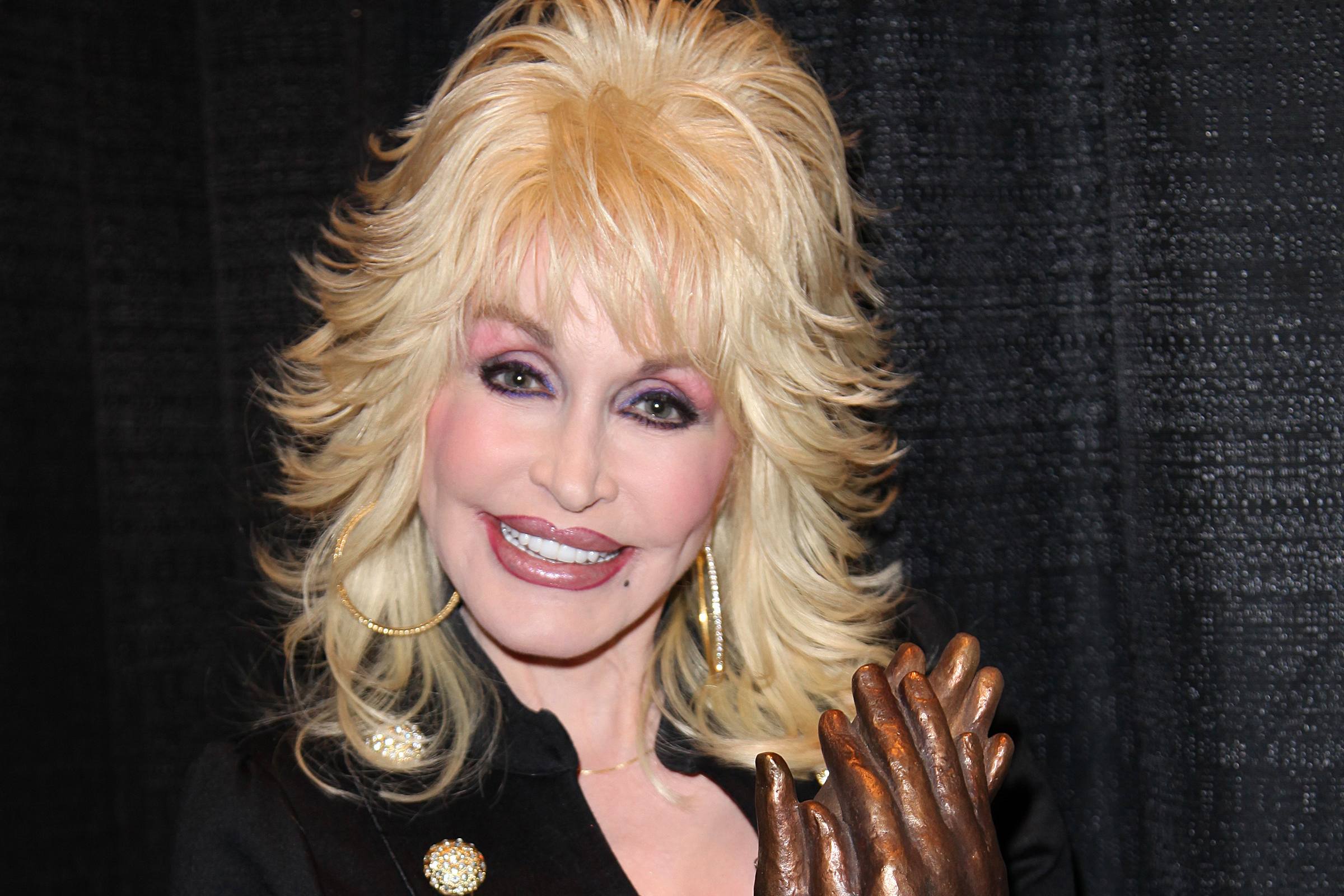 Elhunyt Dolly Parton countryénekes