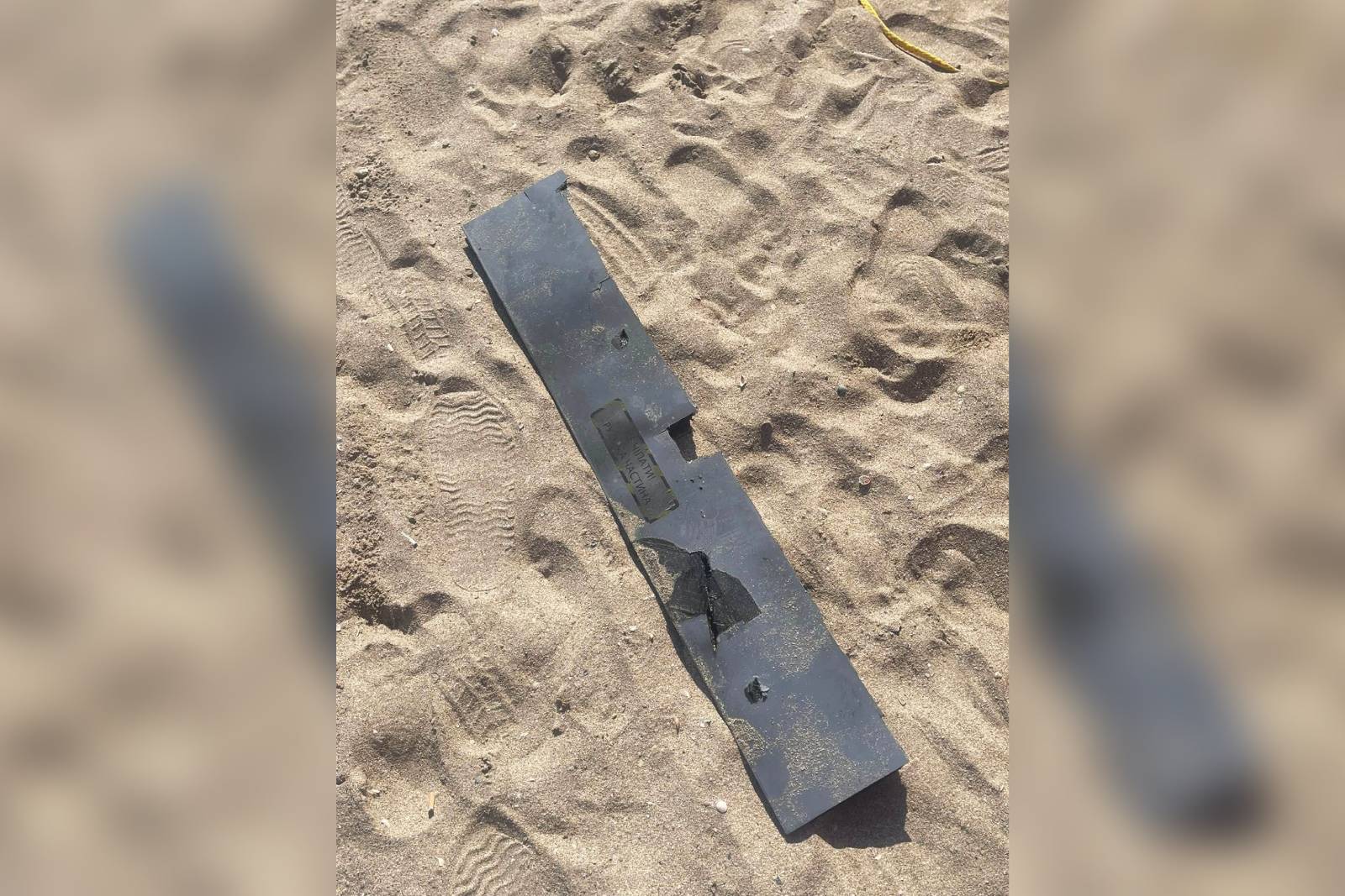 Strandoló turista bukkant drónalkatrésznek tűnő tárgyra a román tengerparton