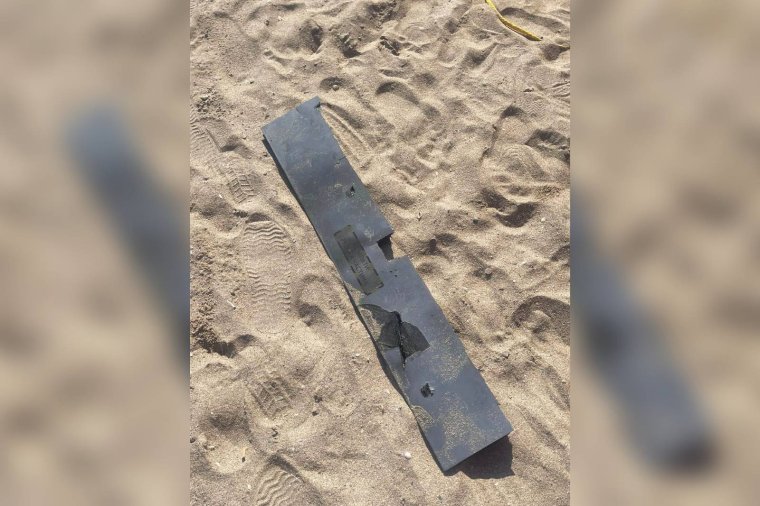 Strandoló turista bukkant drónalkatrésznek tűnő tárgyra a román tengerparton