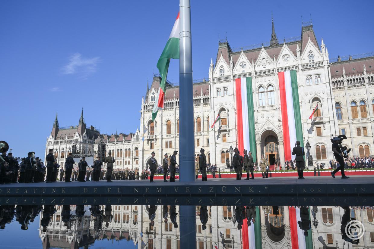 Felvonták Magyarország nemzeti lobogóját a budapesti Kossuth Lajos téren