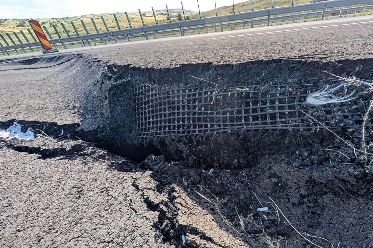 Látványosan megrepedt az A10-es autópálya Torda közelében, óvatosságra intik a sofőröket