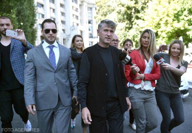 Őrizetbe vették a szexuális bántalmazással gyanúsított népdalénekest, volt papot