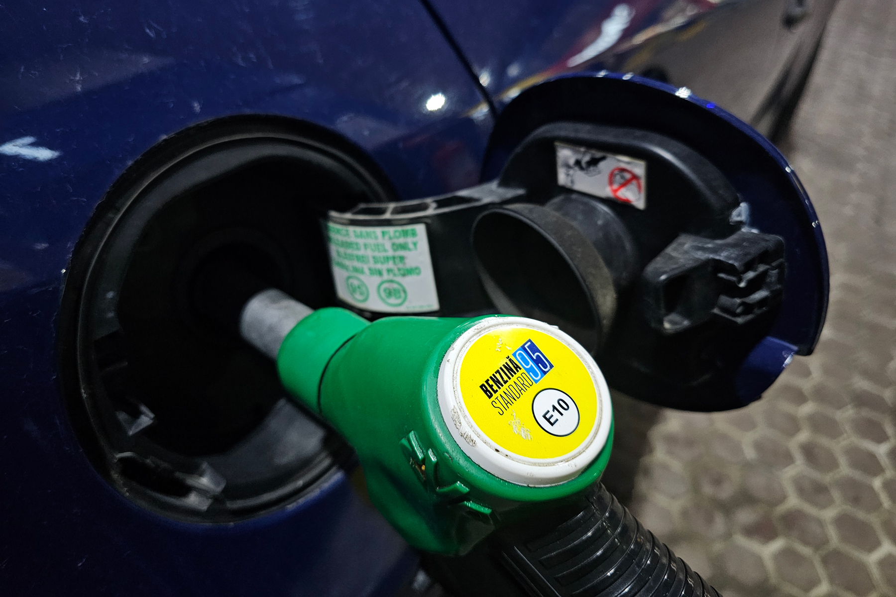 Szakértő: Nem biztos, hogy meg fogunk állni a 10 lejes gázolajárnál
