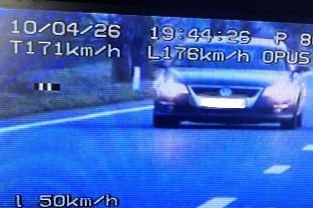 Nem akarta, hogy megégjen a kalács, ezért padlógázzal száguldott – nagy ára lett