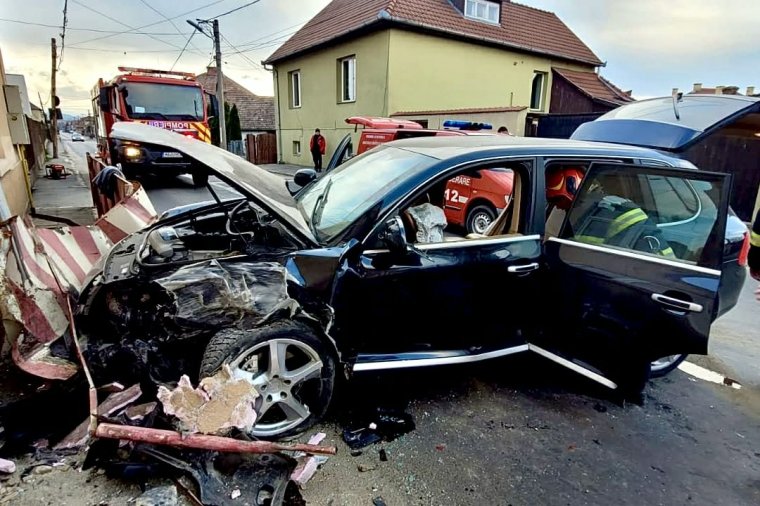 Házfalnak ütközött Székelyudvarhelyen egy ittasan vezető férfi