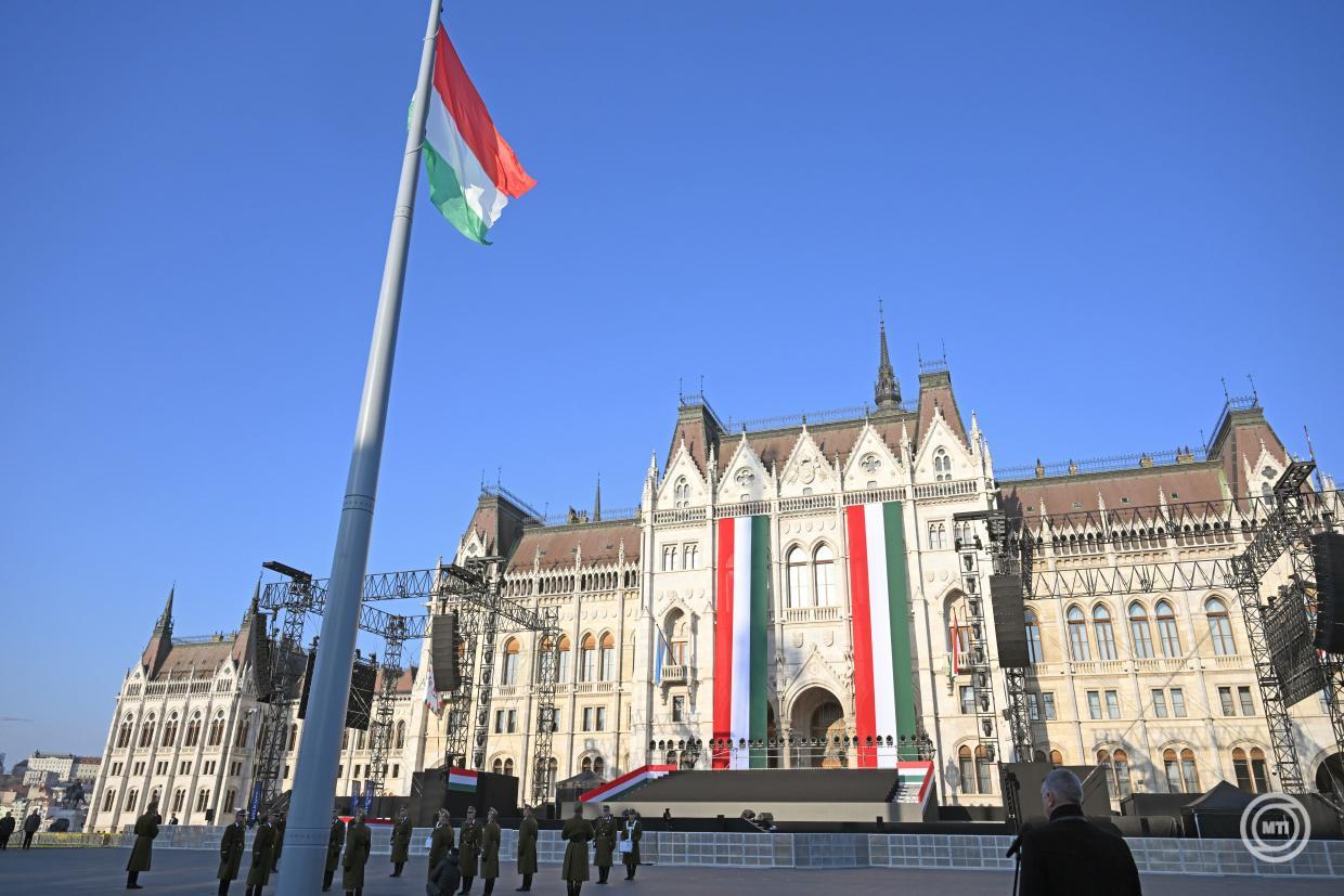 Március 15. – Felvonták a nemzeti lobogót Budapesten, az Országház előtt