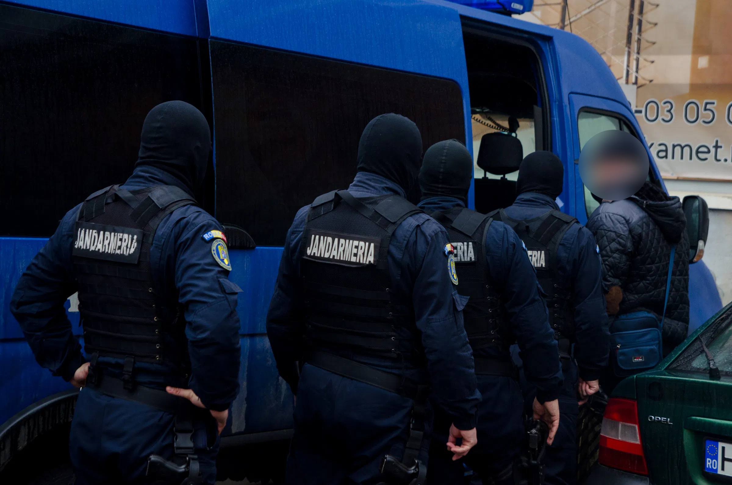 Bíróság elé állítják azt a két ukrán állampolgárt, akik fel akarták gyújtani egy csomagküldő szolgálat bukaresti központját