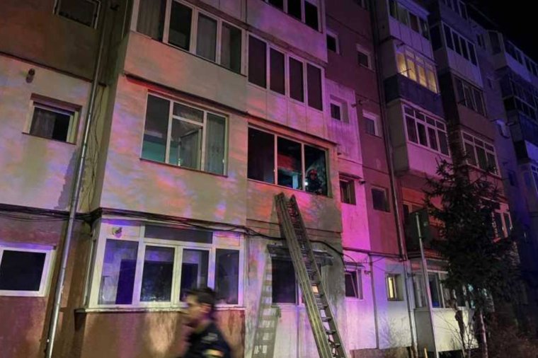 Súlyosan megsérült egy férfi egy lakástűzben, ötven embert evakuáltak