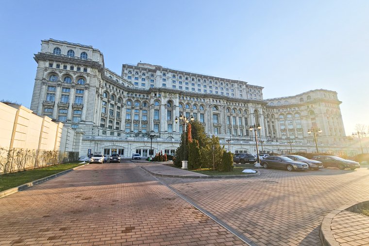 Kék megvilágítást kap a parlament épülete a Parkinson-kór világnapján