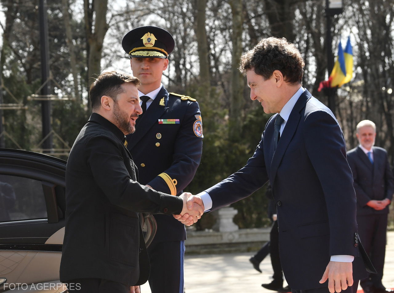 Katonai tiszteletadással fogadta Nicușor Dan a Cotroceni-palotában Volodimir Zelenszkij ukrán elnököt