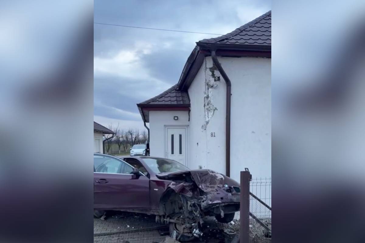 Háznak csapódott egy autó Szatmár megyében, térfigyelő kamera rögzítette a történteket | VIDEÓ!