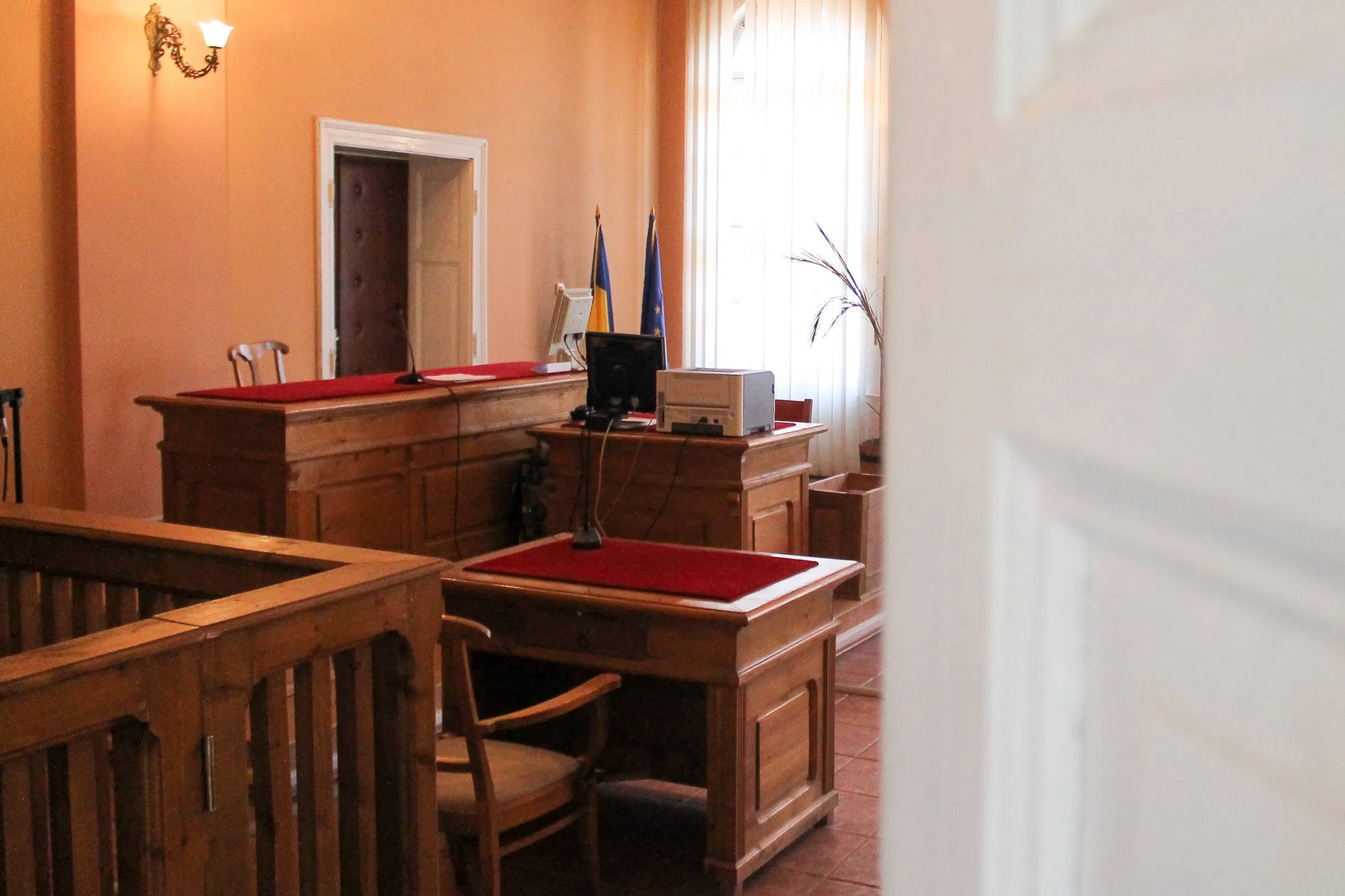 Hamis tanúzásért ítélték el azt a fiatalt, akinek barátnője késsel támadt egy pedagógusra