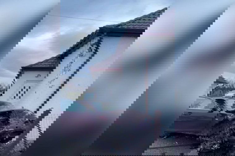 Háznak csapódott egy autó Szatmár megyében, térfigyelő kamera rögzítette a történteket | VIDEÓ!