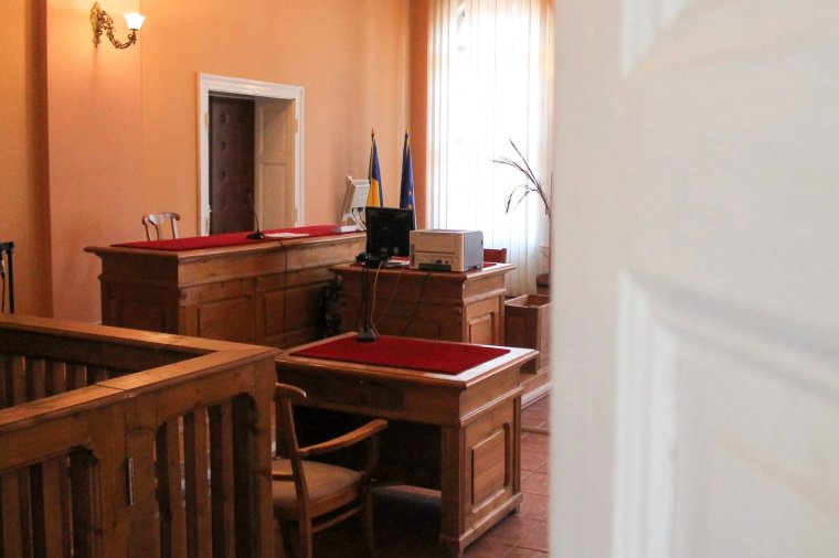 Hamis tanúzásért ítélték el azt a fiatalt, akinek barátnője késsel támadt egy pedagógusra