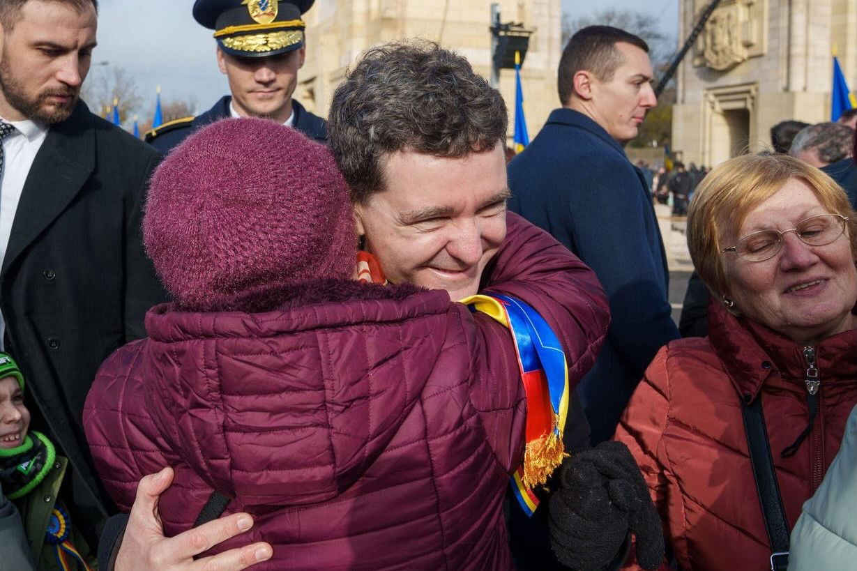 A tömegbe vegyült és két órán át fotózkodott az emberekkel Nicușor Dan