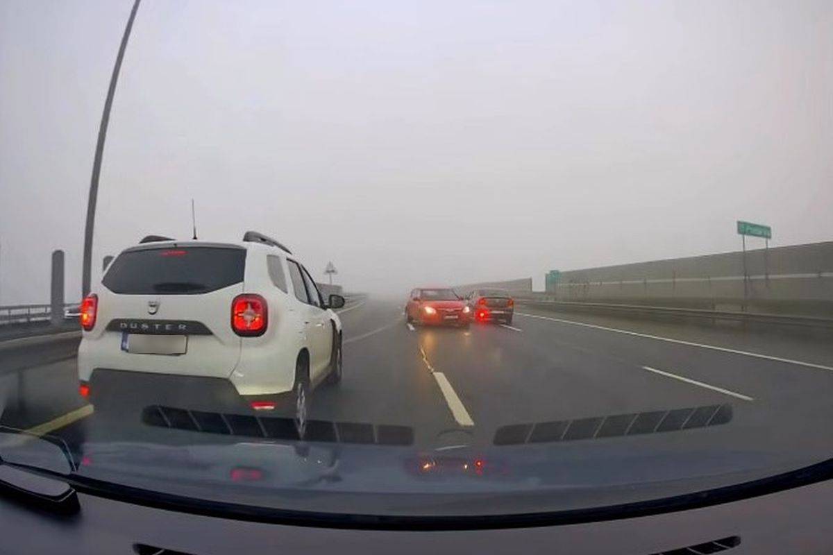 Életveszélyes helyzetet rögzített egy autó fedélzeti kamerája a ködös autópályán