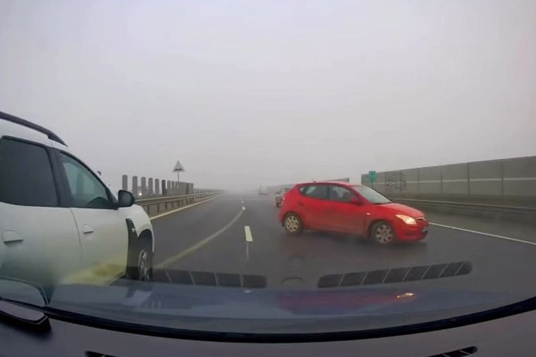 Megbírságolták, és jogosítvány nélkül maradt a sofőr, aki a forgalommal szemben haladt az autópályán