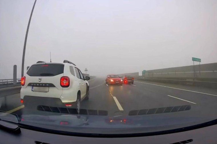 Életveszélyes helyzetet rögzített egy autó fedélzeti kamerája a ködös autópályán