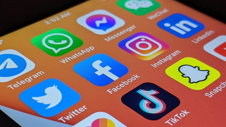 Tévé, Facebook vagy TikTok? Mutatjuk, honnan tájékozódnak és miben bíznak a romániaiak