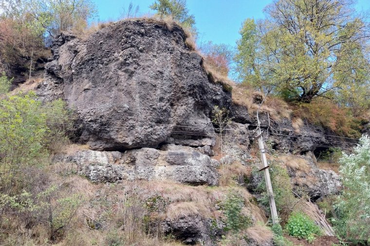 Látványos videó: 250 tonnás sziklát robbantottak szét a Maros völgyében