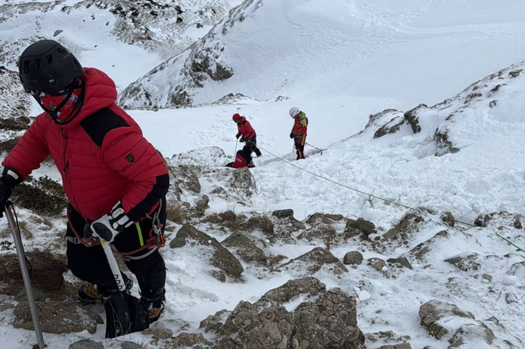 Negyedik napja keresnek egy fiatalembert a Bucsecs-hegységben, egy Black Hawk helikoptert is bevetettek