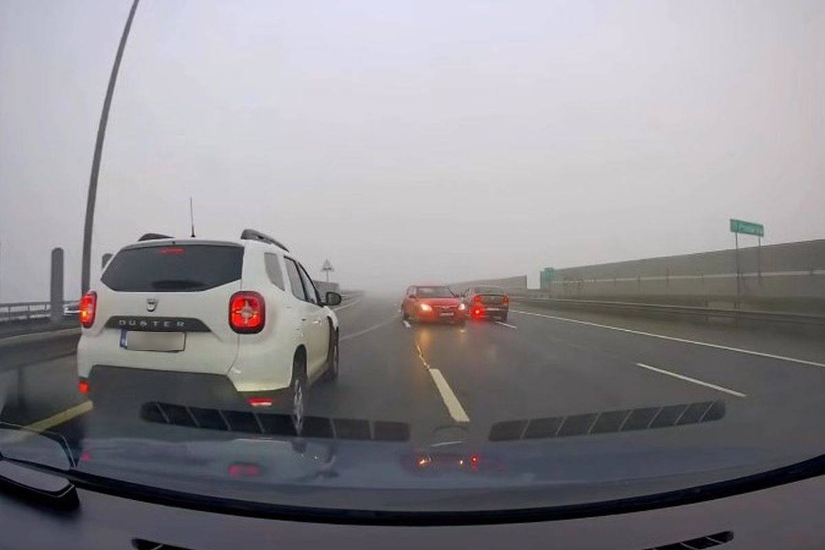 Életveszélyes helyzetet rögzített egy autó fedélzeti kamerája a ködös autópályán