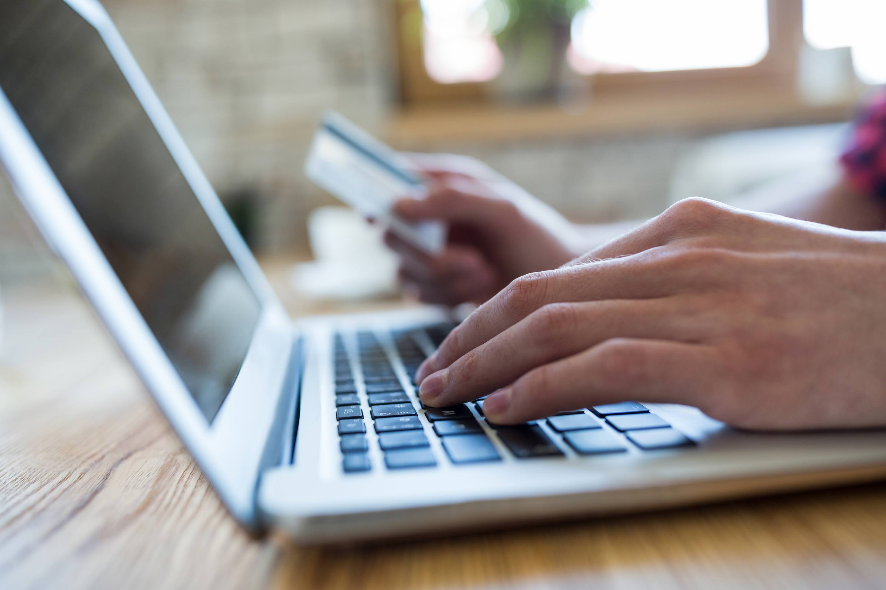Eleji Elszaporodtak az online csalások az év eleji leárazások idején – hogyan ...