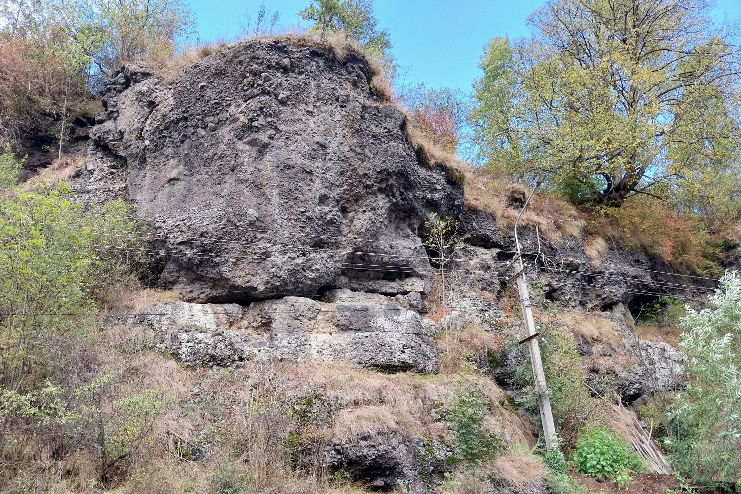 Látványos videó: 250 tonnás sziklát robbantottak szét a Maros völgyében