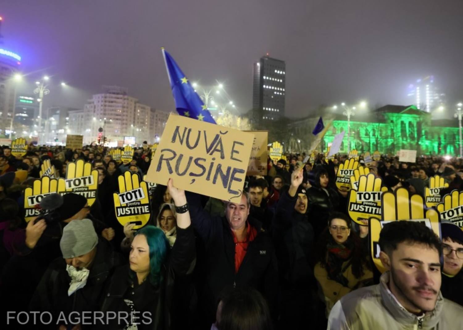 Több ezren tüntettek péntek este a bukaresti Victoriei téren