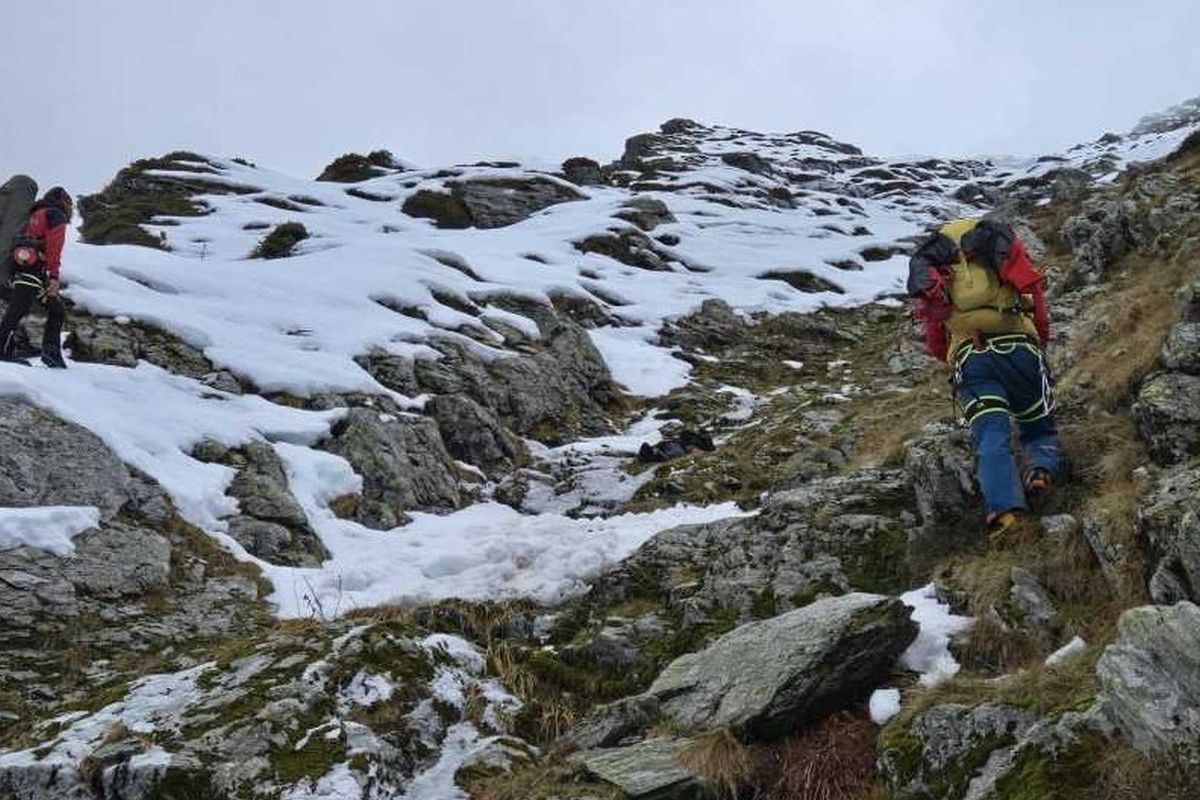 A hegyimentőknek sikerült lehozniuk a Fogarasból a szombaton lezuhant két turista holttestét
