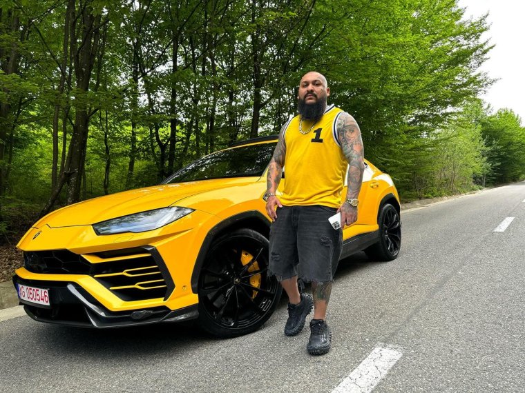 Rendőri kísérettel Olaszországból Romániába szállították Dani Mocanu manele-énekest