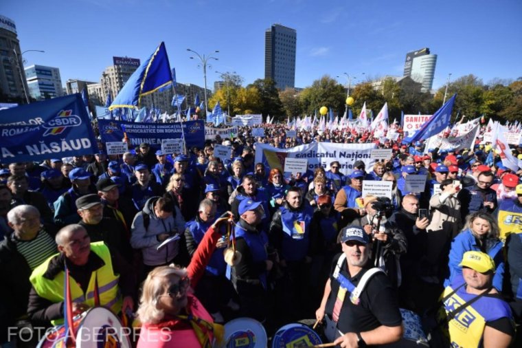 Több ezer szakszervezeti tag tüntet a megszorító intézkedések ellen Bukarestben