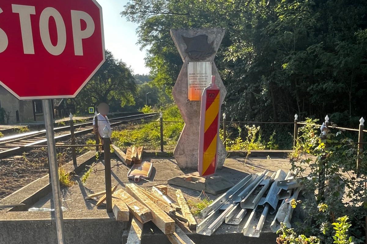 Építőanyagokat tároltak a román katona emlékművén Kisgalambfalván