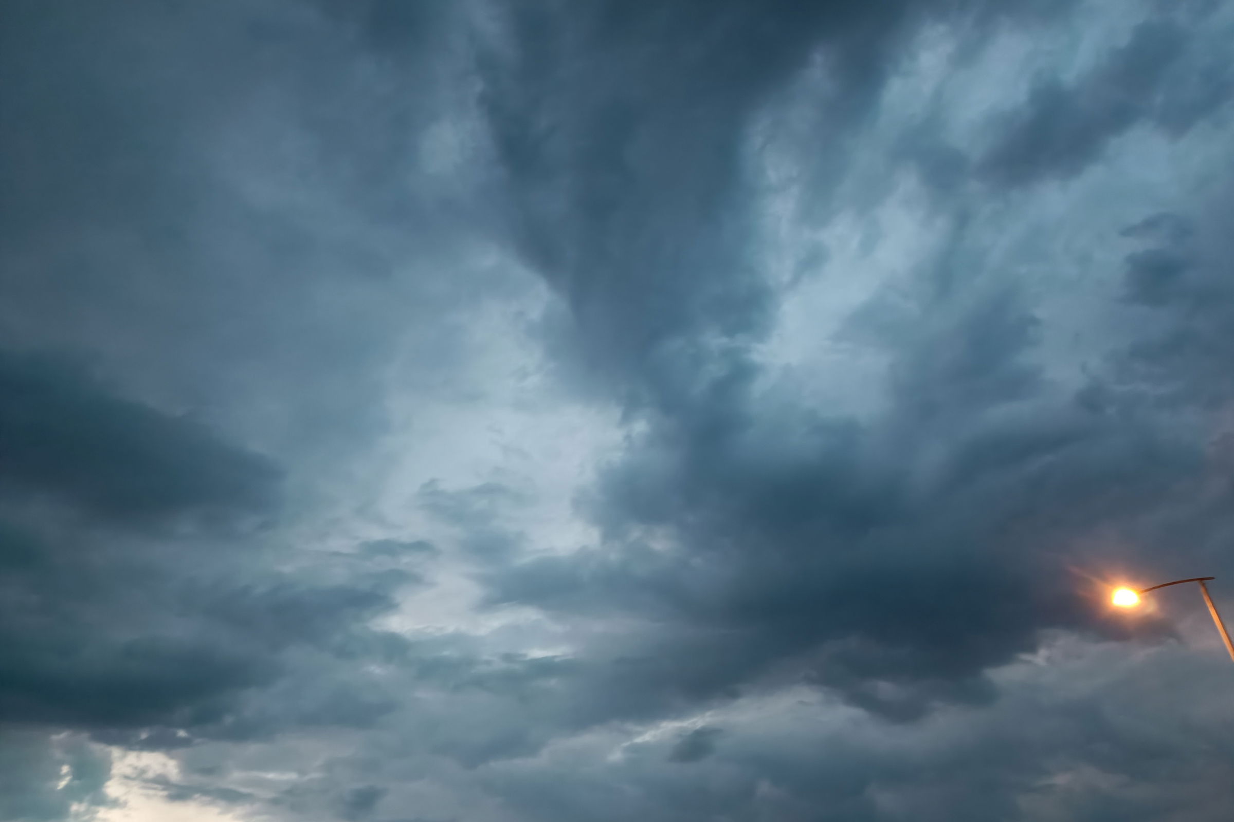 Erdélyi megyéket is érintő másodfokú viharriasztás van érvényben vasárnap