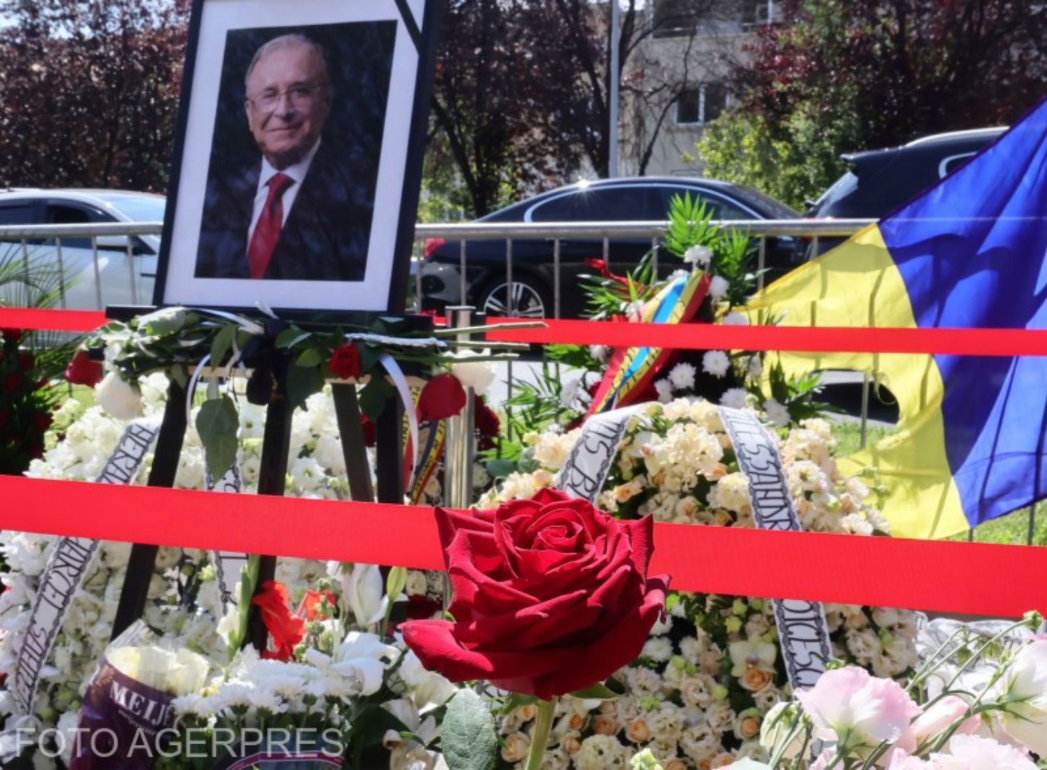 Katonai tiszteletadással örök nyugalomra helyezték Ion Iliescut