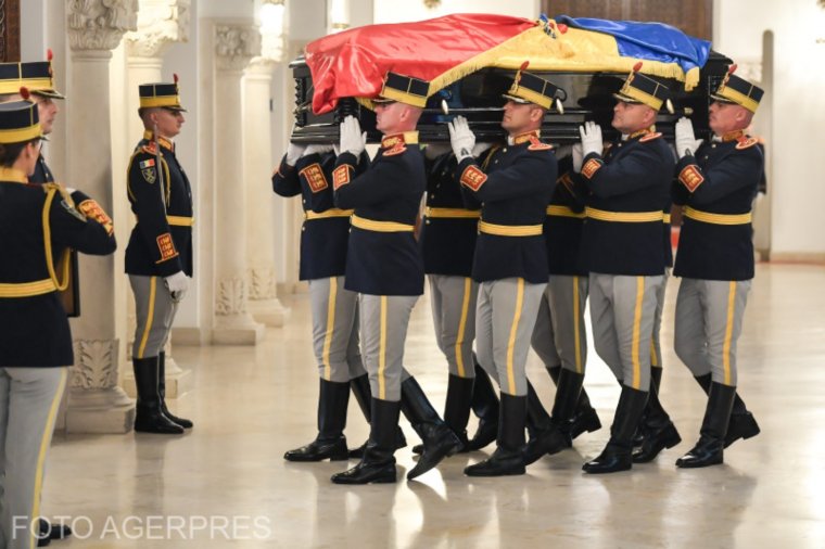Sorban állnak az emberek leróni kegyeletüket Ion Iliescu ravatalánál