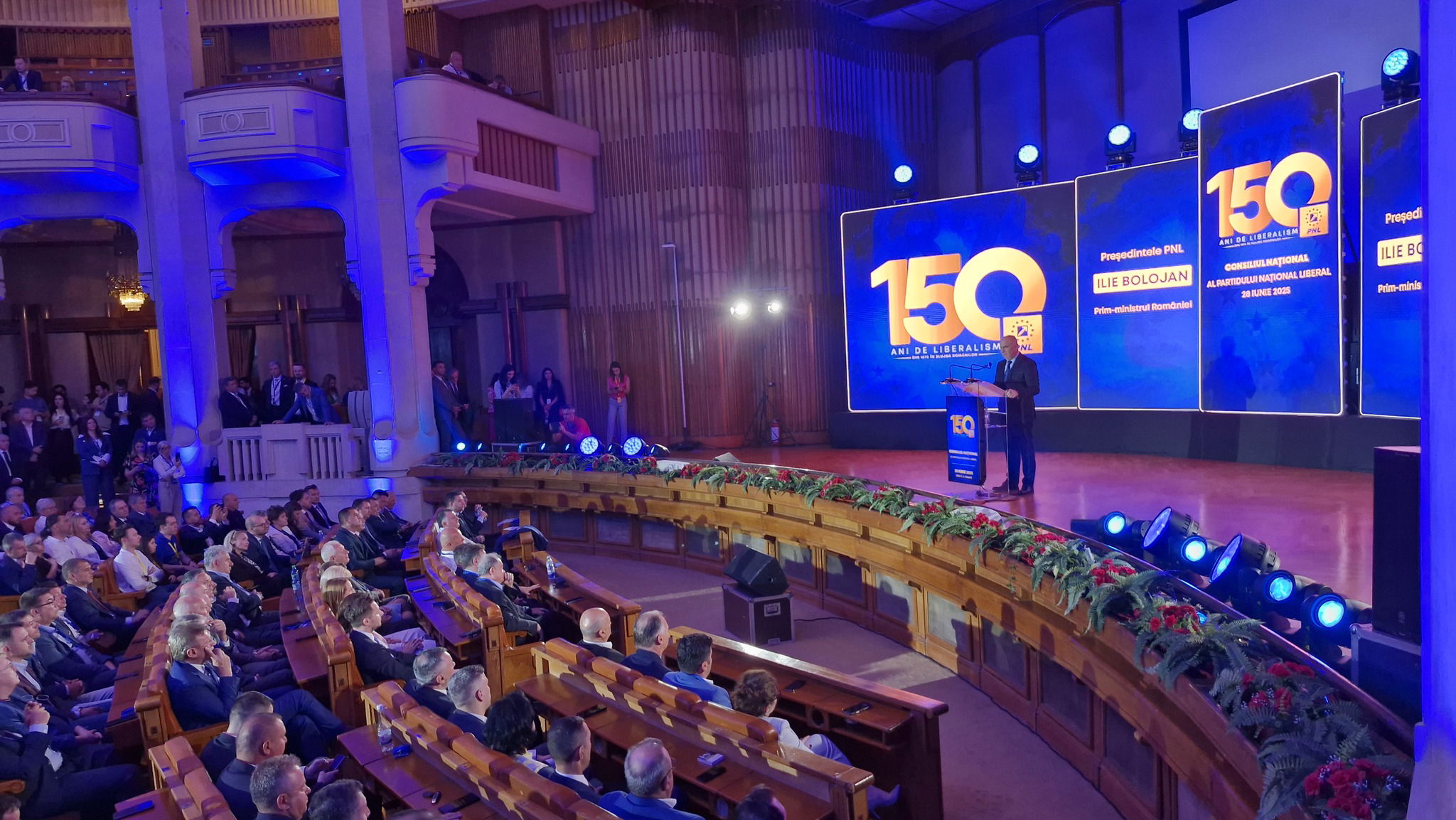 Bolojan: A pártoknak is meg kell húzniuk a nadrágszíjat