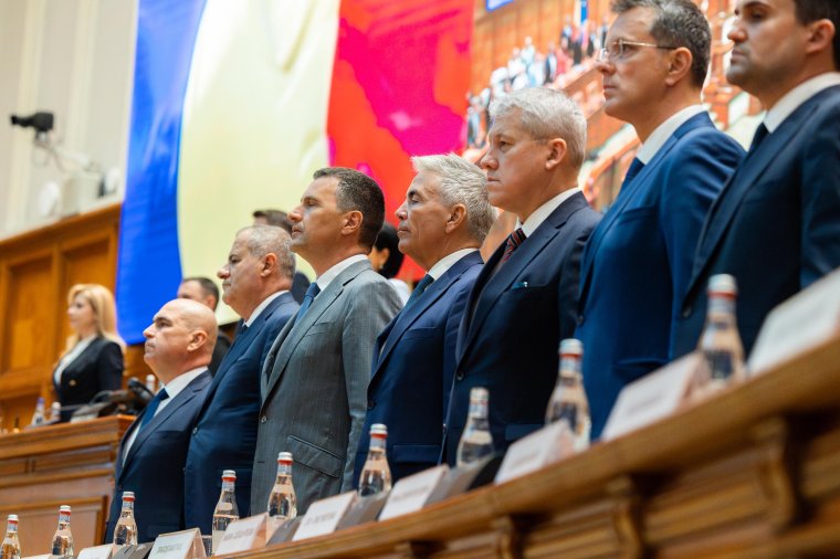 Törvénytervezet: rendeletekkel kormányozhat a Bolojan-kabinet a parlamenti szünetben