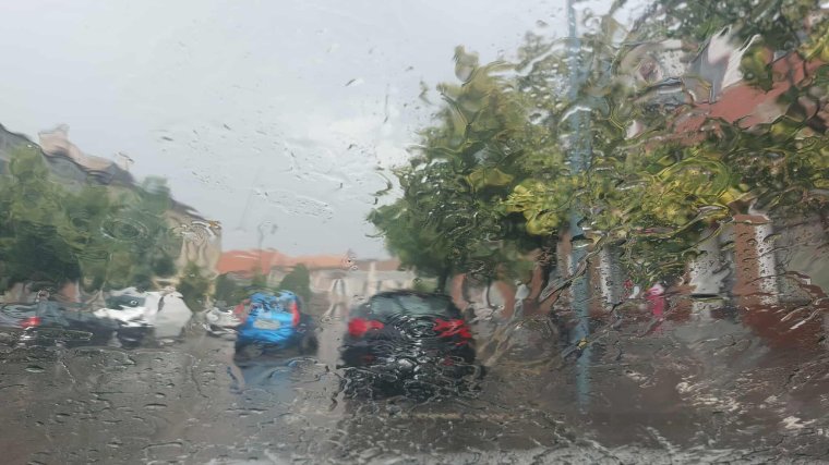 Folytatódik a viharos időjárás hétfőn és kedden, újabb riasztásokat adtak ki a meteorológusok