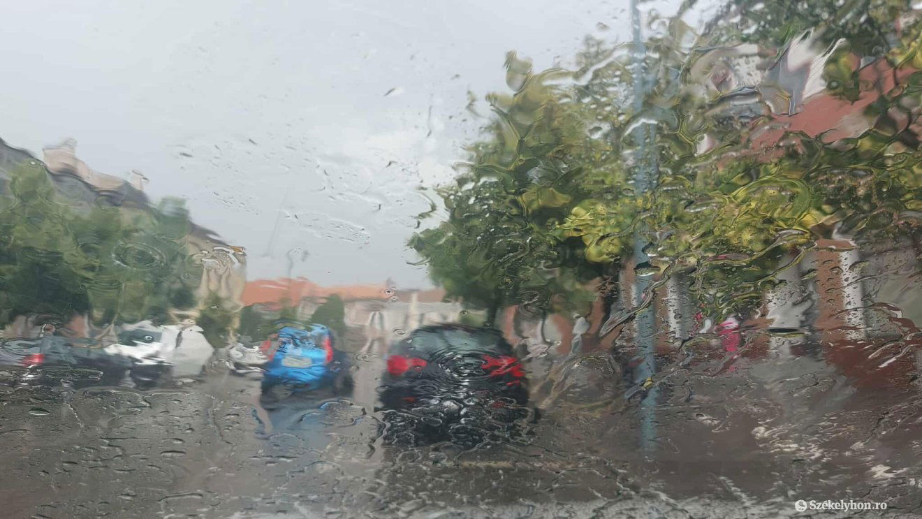 Folytatódik a viharos időjárás hétfőn és kedden, újabb riasztásokat adtak ki a meteorológusok