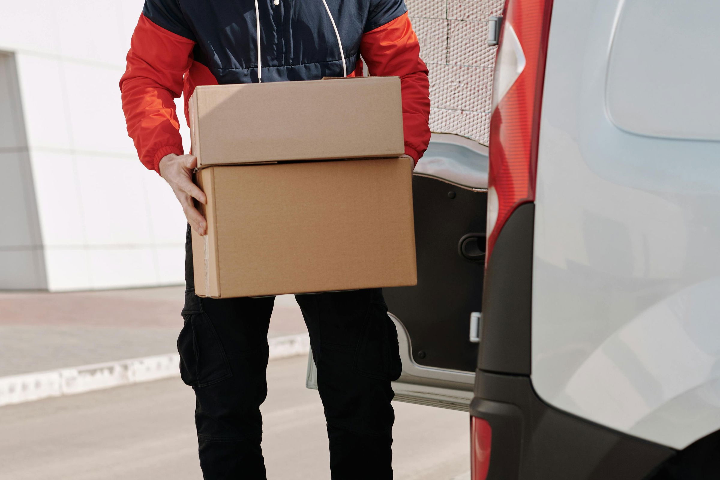 Újabb tervezet: az eddigi illetékeken túl plusz 25 lejt fizethetünk az EU-n kívüli országokból érkező csomagokra