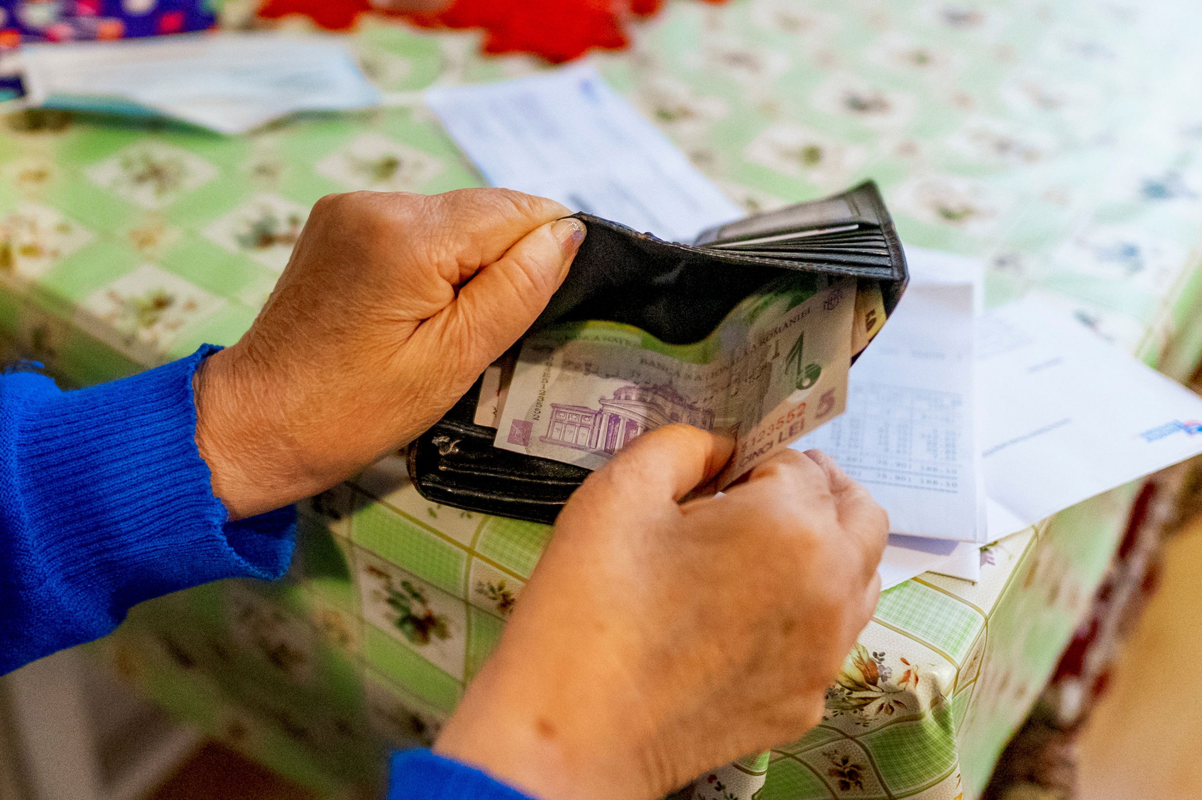 Tízszer többe kerül a nyugdíjak készpénzben történő kézbesítése, mint a bankkártyákra utalása