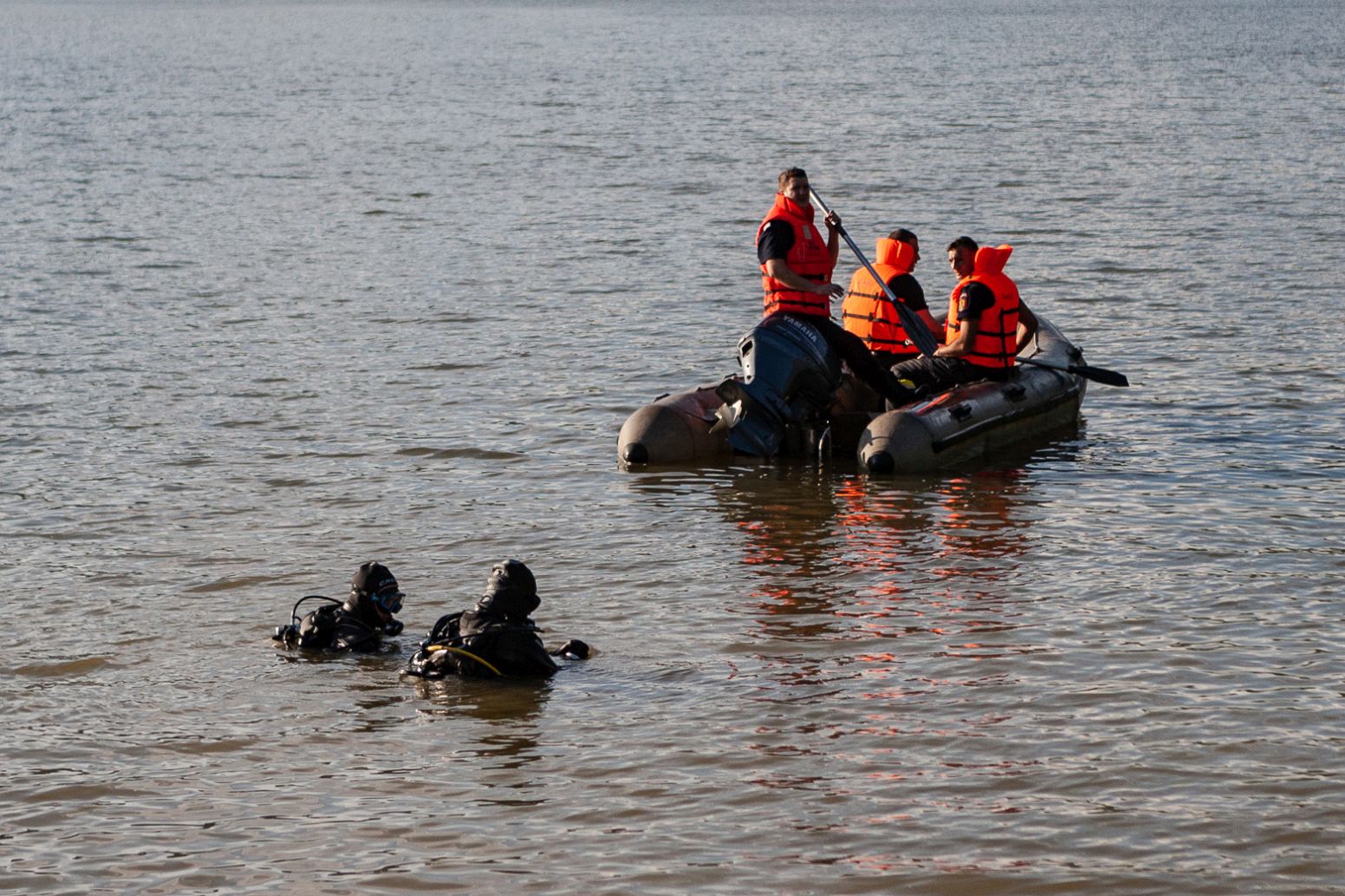 FRISSÍTVE | Megtalálták a búvárok a gyalui gát közelében vízbe fulladt férfi holttestét