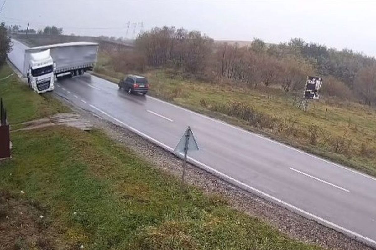 Tragikus közúti balesetet rögzített a térfigyelő kamera Iaşi és Suceava megye határán | Fotók és videó