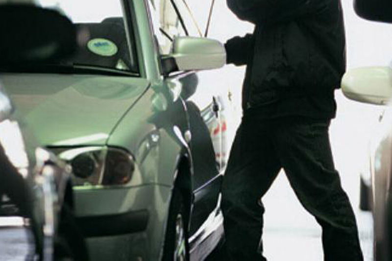 Megúszták a börtönt a fiatalok, akik nyolc autót törtek fel egy éjszaka alatt Tenkén