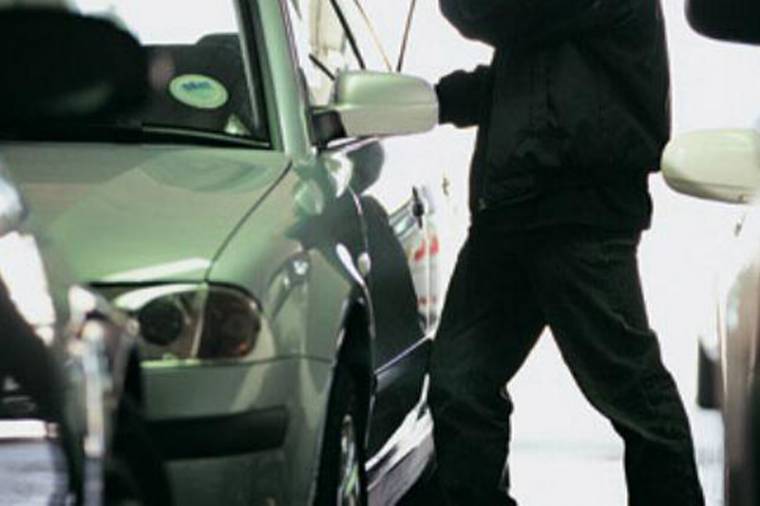 Megúszták a börtönt a fiatalok, akik nyolc autót törtek fel egy éjszaka alatt Tenkén