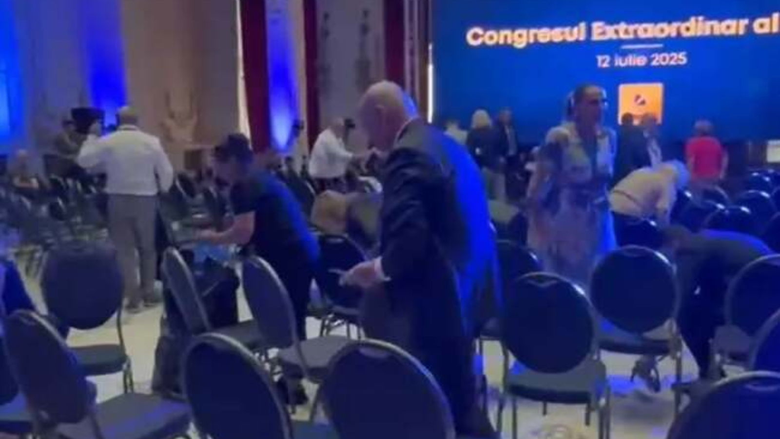 Zárszó helyett szemétgyűjtéssel vetett véget a szombati PNL-kongresszusnak Ilie Bolojan | VIDEÓ